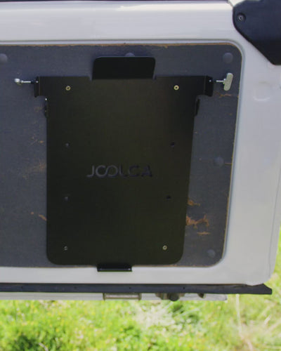 Hands mounting the HOTTAP V2 onto a vehicle bracket.